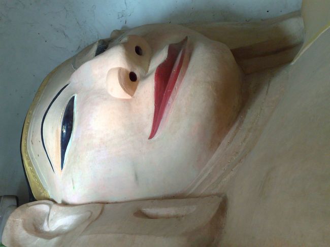 マヌーハ寺院の寝仏。<br />おなじように建物に対して、<br />キュウキュウの状態で寝転がってます。