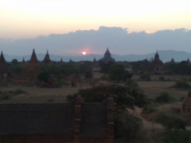 シュエサンドー・パヤーから<br />夕暮れを眺めます。