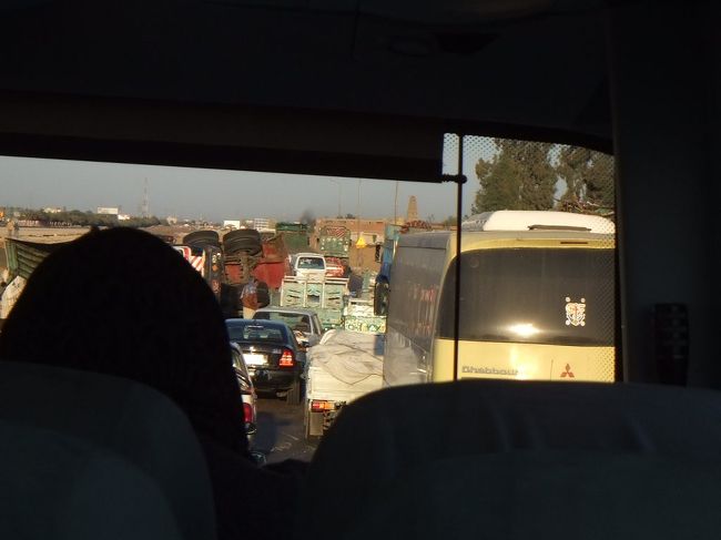 そのうち渋滞が始まりました。相当のろのろです。こんな調子で、本当にアレクサンドリアまで行って戻って来られるのでしょうか。お、向こうに何かあります。