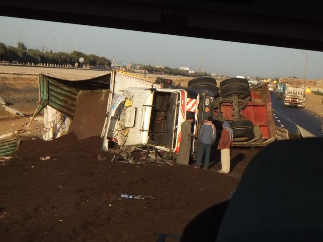 トレーラーがひっくり返っていました。その後は順調に進みます。