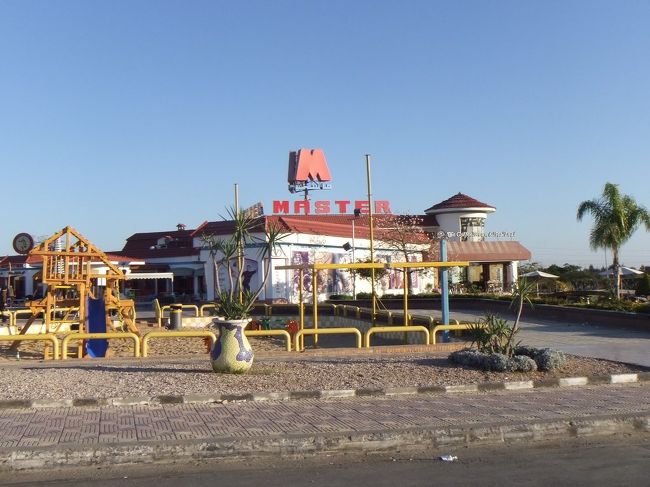 ７時５４分、トイレ休憩です。こうしたトイレにはチップが必要です。チップは１ポンドが相場ですが、１ポンド札は成田では手に入りませんでした。１ドルをガイドさんが１ポンド札５枚に両替してくれました。