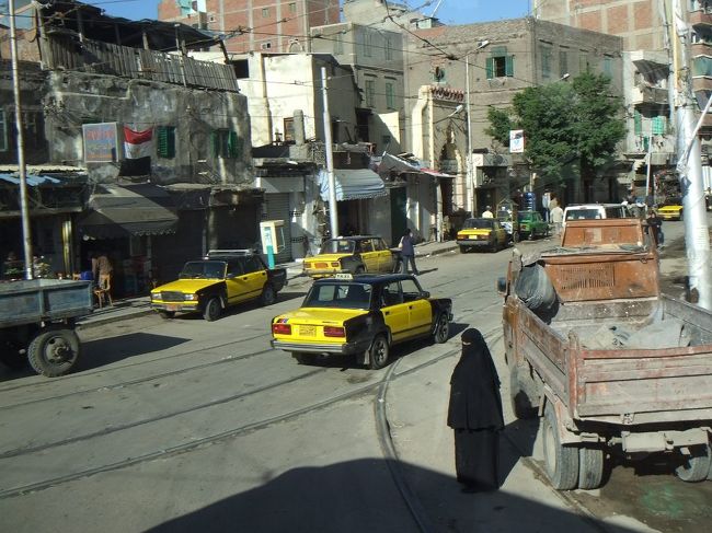アレクサンドリアには黄色と黒のタクシーが目立ちます。