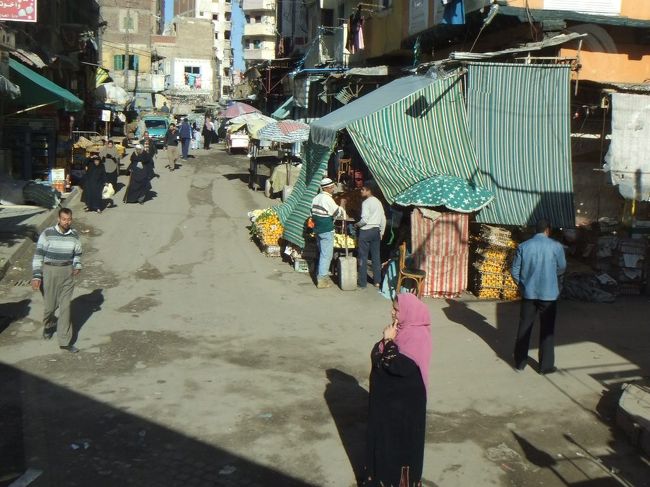 店が並んでいて、何か売っています。