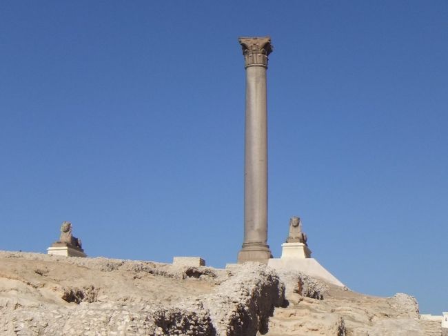 柱の両側にスフィンクスもあります。ガイドさんの説明が終わって、自由時間です。現在１０時４０分、集合時間が１０時５０分。え？１０分しかありません。