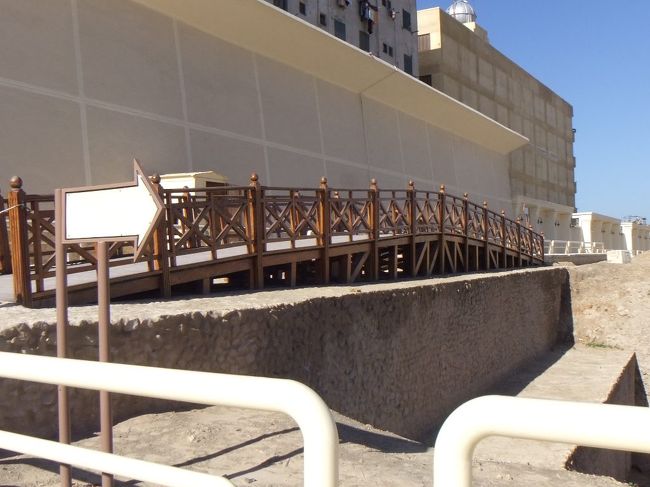 遊歩道を左側に進みます。すると、こんな感じの橋のようなものがあります。ここは柱の裏手です（柱は右前方方向）。