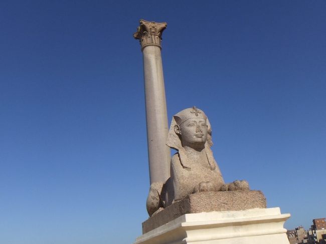 やっと柱にたどりつきました。左側のスフィンクスとポンペイの柱です。