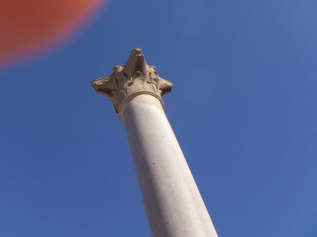 柱の上部には飾りがあります。おっと、指が入りました。(わたしのカメラは構造上、メインのレンズに指が入りやすいのです。そのうち指がない方の写真に変更したいと思いますが、そのままかも。)