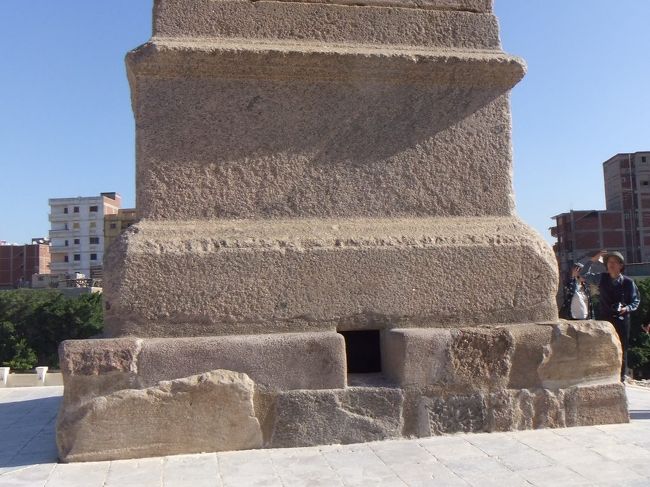 柱の土台はこんな感じです。人と比べると、柱の高さが分かります。