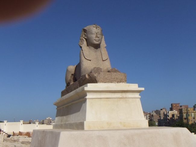 こちらは右側のスフィンクスです。やはり指が入りました。集合場所はバスの中です。あと１分しかないのに丘の上にまだいます。歩道まで行くのは面倒なので、丘の斜面を強引に駆け下ります。そういえば、ガイドさんが出口の説明をしていましたが聞いていませんでした。ええい、入口から出てしまえ。何も言われませんでした。みなさん遅れているようで、１１時まで待ってやっと発車。<br />