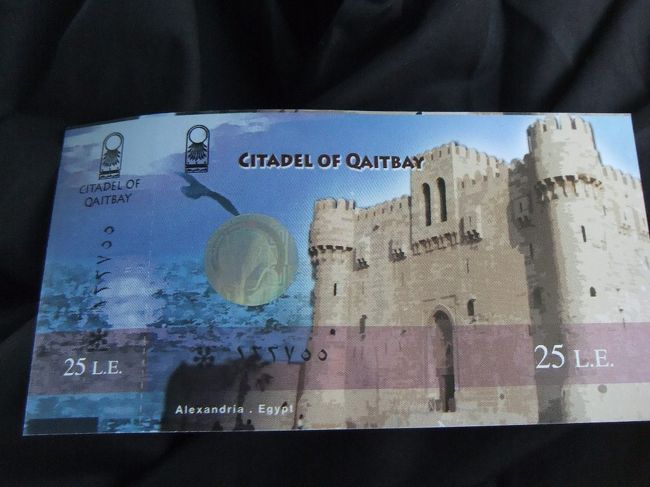 また、到着直前に添乗員さんがチケットを配ってくれます。１１時２０分到着。イヤホンガイドをつけて外に出ます。