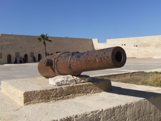 近づいてみると、こんな感じです。要塞の中に入ってみます。入ってすぐに見上げると、<br />