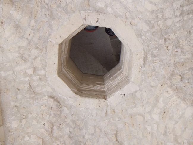 天井に穴が開いています。階段を上ってあそこまで行ってみます。