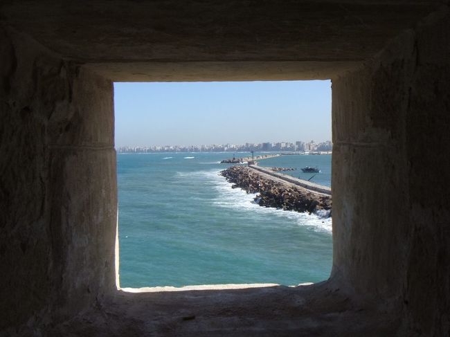 あちこちに小部屋があり、窓から地中海が見渡せます。