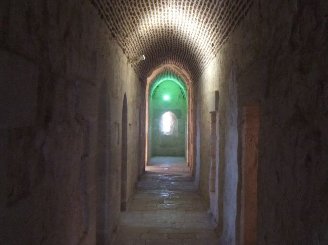 通路はこんな感じで、両側のあちこちに部屋がありますが、どれも同じようなところです。そろそろ階段を降りて戻ることにします。お、行き止まりです。なかなか階段にたどりつけません。すっかり迷いました。