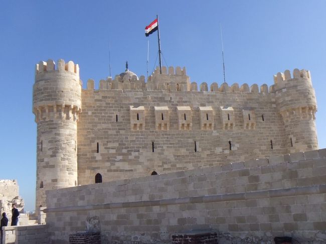 やっとのことで外に出て、要塞の左側を通って裏手に行ってみます。これは裏手から見る要塞の左側面です。