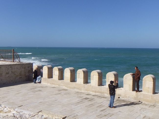 裏手にはこのような面白い形をした柵が並んでいて、地中海が広がっています。