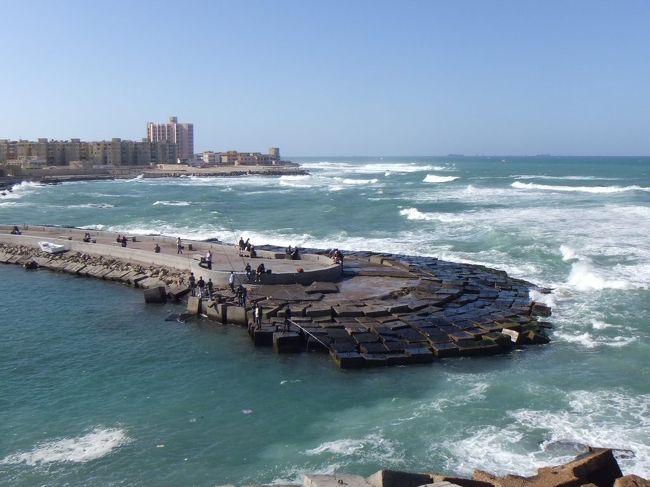 堤防のようなところには、たくさんの釣り人がいます。時間になったので戻ります。１１時４３分出発。<br />