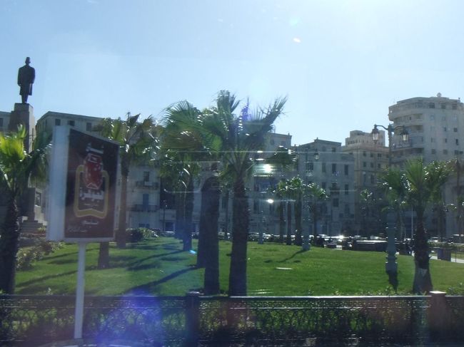 そろそろ、昼食の時間です。海岸に沿って、来た道を戻ります。右側に座っていたので先程は写真に撮れませんでしたが、綺麗な公園がありました（もしかしたら駅かな）。