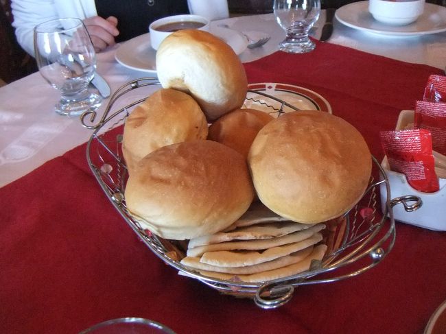 パンが盛られています。パンのことを「アエイシ」といいます。上側の丸いパンはどこにでもある形のものですが、下側にある平べったいのは、インドのナンに似た感じの、典型的なアエイシです。このアエイシを、