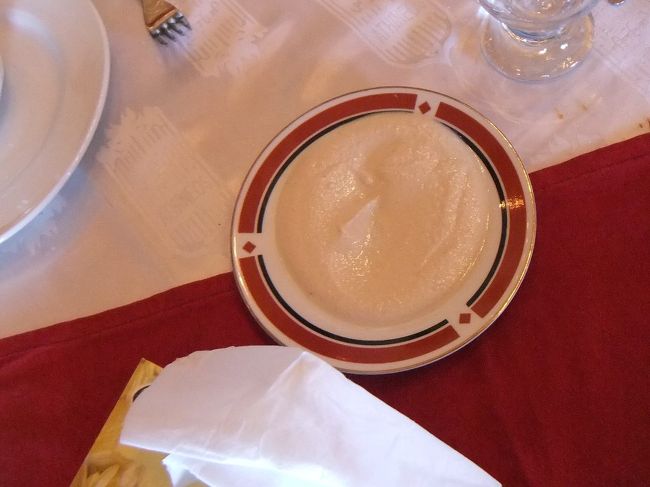 これにつけて食べます。これはゴマのペーストで「タヒーナ」といいます。他にも、