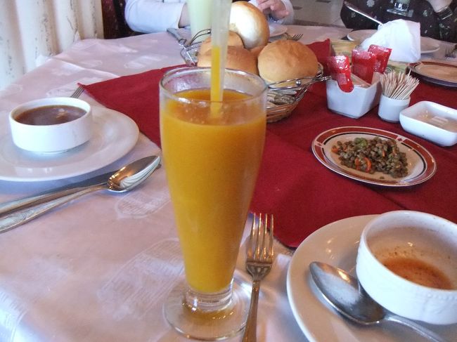 マンゴジュースを頼みました。２０ポンドまたは４ドルです。