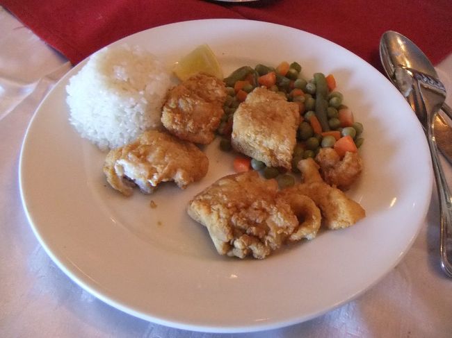 メインはシーフードのフライです。なかなか美味しいです。左上にごはんがあります。エジプトのごはんは日本と同じジャポニカ米のようなもので、おそらく炊き方も同じようなものだから、日本のごはんと食感がほとんど変わりません。昼食を終えて、外にでます。レストランの前には、地中海が広がっています。１２時４０分ころ出発。