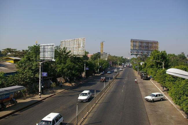 アウンサンマーケットそばの歩道橋からの風景