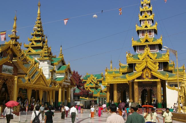 シュエダゴンパゴダ。<br />一瞬この世とは思えない。