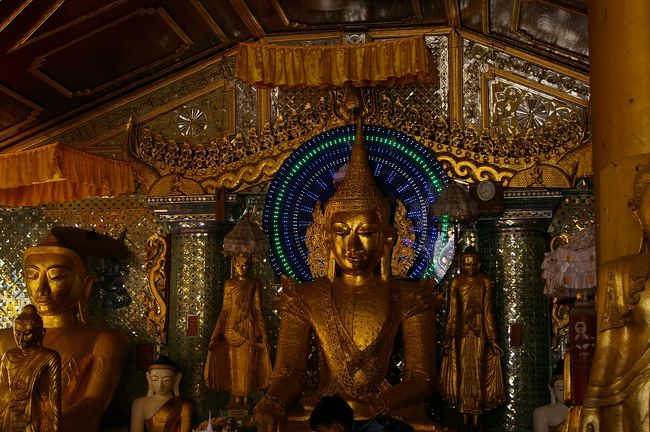 シュエダゴンパゴダ。後ろの輪っかがＬＥＤ。