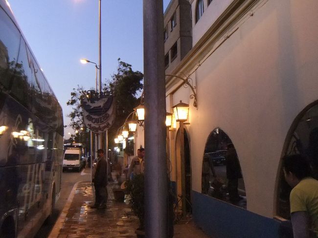 １７時１０分、レストランに到着です。ピラミッドのまん前にあって