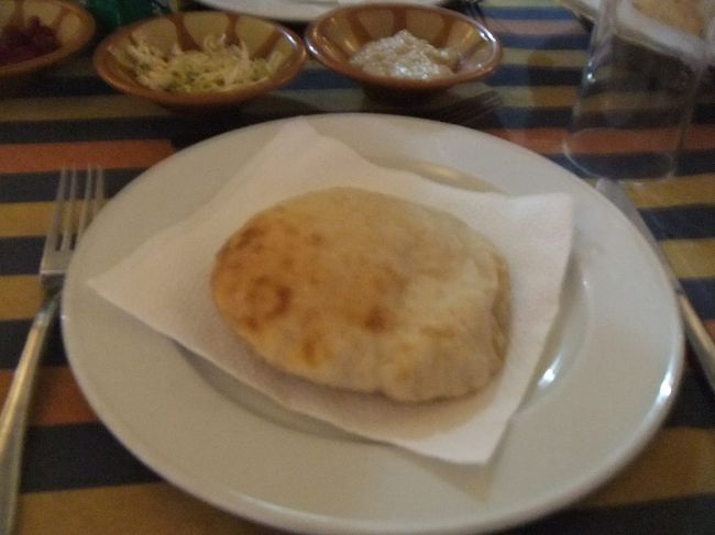 さて、夕食です。２階にあります。まずは、下で焼いているという自慢のアエイシ（パン）が出ました。焼き立てなのでたしかに柔らかくて美味しいです。次に、