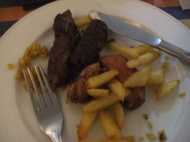 メインは「コフタ」という、ソーセージのようなものです。２種類あって、左上のウンコのようなコフタは塩味が効いて、美味しかったです。真ん中のポテトに埋まっている方は、少しパサパサしていて喉を通りにくかったです（こちらはコフタではないかな）。食事が終わって下に下りたら、パンを焼いていたおばさんが写真を撮れと言ってきました。どうせバクシーシ（チップ）目当てに決まっています。ただじゃあないでしょうと言っていると、そのうちガイドさんが来て写真撮影をしてくれました。ガイドさんは、チップも払ってくれました。パン屋のおばさんはチップの額に物足りなかった様子。ピラミッドは暗くてもう見えません。あれ、ライトアップされるんじゃないの。添乗員さんとガイドさんに尋ねてみたら、１８時３０分に開始だそうです。現在１８時１０分ですから、まだですね。それから、ピラミッド観光は今日の目的ではなく、まだまだ先のことです。さて出発。