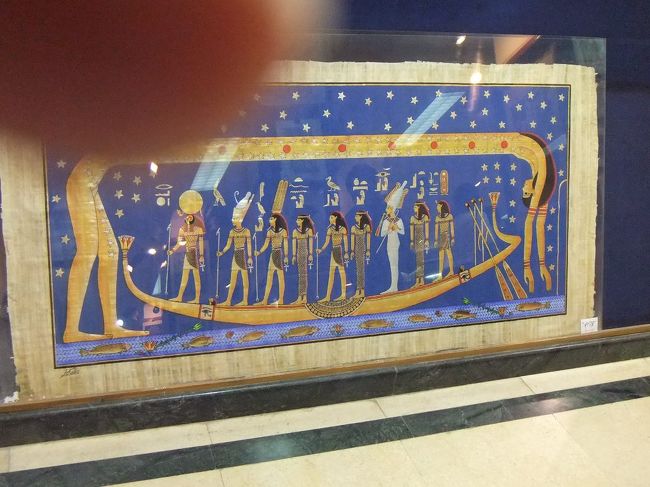 指が入りました（そのうち指が写っていない方の写真に変えたいと思いますが、そのままかも）。これも重要な絵です。ヌート女神が描かれています。ヌート女神は天空の神様です。太陽が食べられて夜になり、体の中を通過してまた出てくる、というような絵だったかと思います。店員さんは普通にいます。パピルスを買わせようとして近づいてきます。結構高いです。ここでの集合時刻は１９時３０分。時間はたっぷりあります。<br />