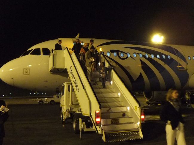 飛行機はターミナルではなく、サテライトに停止します。向かい側で待機しているバスに乗ってターミナルへ行きます。ターミナルを入ったところでみなさんの荷物待ち。