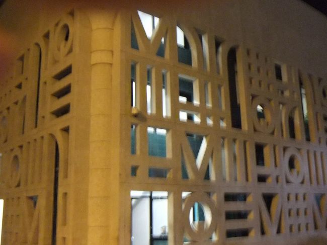 １２時２０分ころ外にでました。ルクソール空港の建物は面白いデザインです。