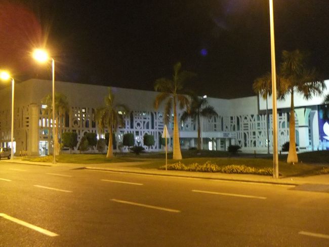 バスに乗って空港を後にします。０時２０分出発。