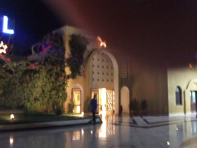 玄関です。入るとすぐ、添乗員さんが鍵（カード式でなく普通の鍵でした）を配ってくださって、翌日の時間を伝えます。モーニングコールは５時４５分、朝食は５時３０からで、出発は７時。もう遅いですが、昨日より余裕がありそうです。この日はとにかく寝るのを優先しました。風呂に入ってすぐ寝ます。部屋の写真は明日の夜に。おかげで、目覚まし（およびモーニングコール）で起こされるまで、熟睡しました。