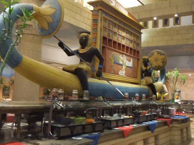 ２００９年１２月１４日（月）<br />朝食は、ホテル内の「オペト」という名前のレストランです。オペトというのは、古代エジプトの重要な祭りです。内装が凝っていました。オペト祭に使われる船のようなものの周りに食べ物が並べられています。