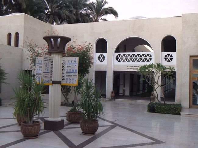 ６時半ころになると、だいぶ明るくなりました。ホテルはリゾート型で、あちこちにこのような場所があって、４方向に古代エジプトの人の名前（例えば正面に見えるクレオパトラ）がついた棟があって、その入口を入っていくと、