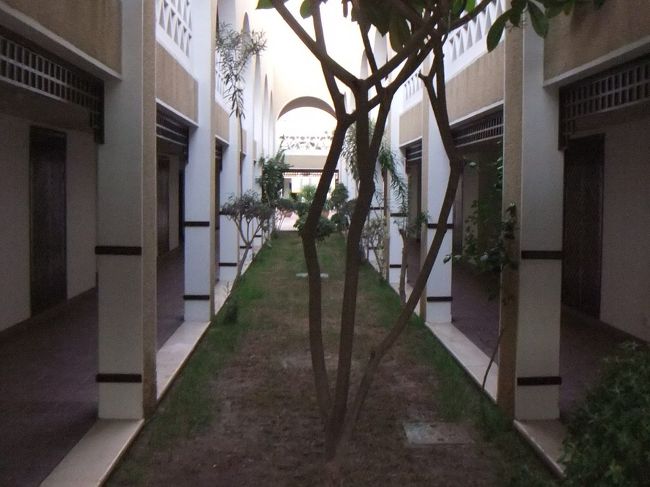 こうした細長い中庭があって、その両側に部屋の入口が並んでいます。この他にもやや大きな中庭やもっと大きな庭もあって、ナイル川も見ることが出来るのですが、その話は２日目の時にします。