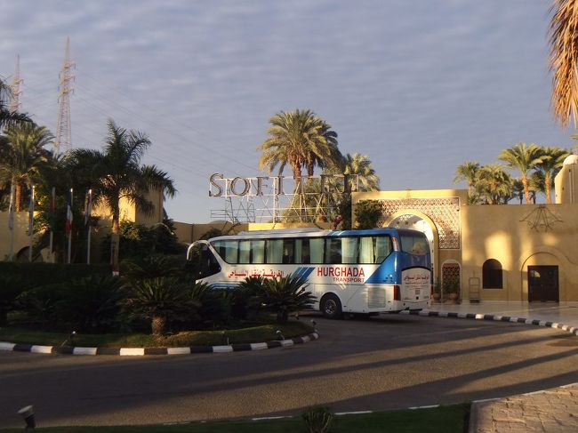 これが今日のバスです。７時をやや回って出発。