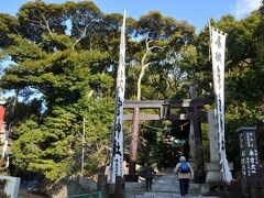 ■来宮神社[きのみやじんじゃ]1

来宮神社はパワースポットとして有名な神社です。

御神木の大楠がパワーの源となっているそうです。

パワースポットというので静寂した境内をイメージしていましたが、鳥居の目の前を新幹線がビュンビュン通過していて、ちょっと落ち着かない雰囲気でした。

●来宮神社
http://www.kinomiya.or.jp/