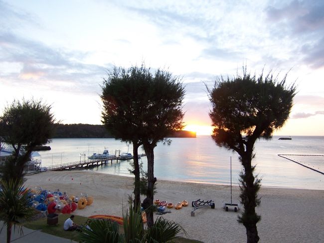 今回の滞在中、事前にホテルのレストランで使えるクーポンを購入していたので全ての食事はホテルで食べました。<br /><br />１日目はオーシャンビューの「ザ・グリル」です。