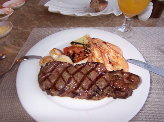 バーベキューコースをいただきました。<br /><br />サラダ・ステーキ・デザートが付いていたと思います。<br />お肉は国産のではなかったですが赤身で美味しかったです♪