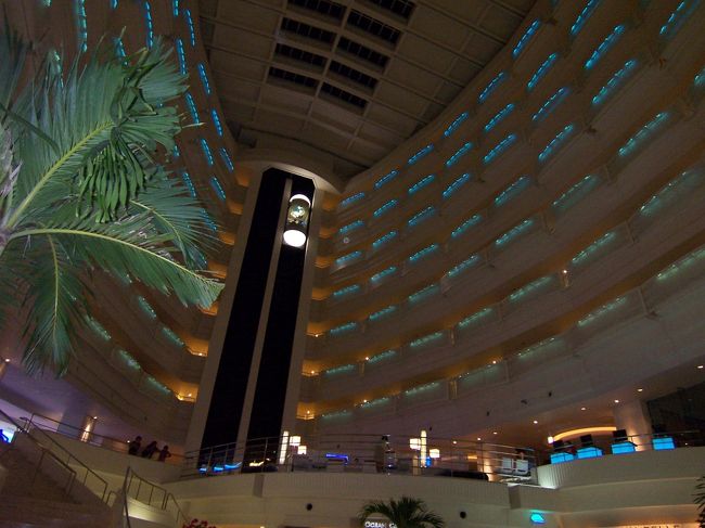 夜のホテル内<br /><br />こんな風にライトアップされています。<br />毎晩、ピアノやフルート、トランペットなどの生演奏が聴けました♪