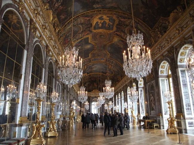ベルサイユ宮殿内、鏡の回廊。なんとゴージャスなことでしょう。