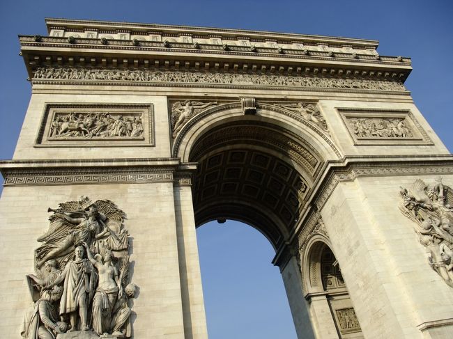 定番の凱旋門。今回は上まで登りました。