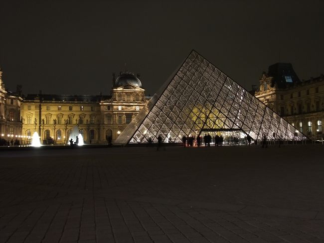 夜のルーブル美術館はライトアップされ、昼とは違った魅力があります。