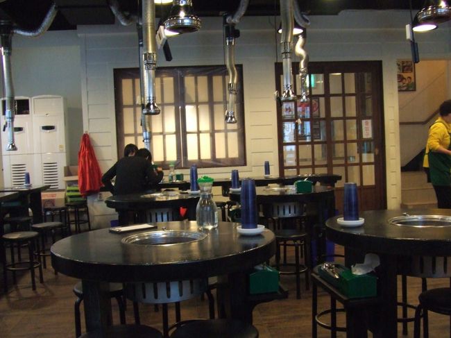 到着後の初食事。<br />最初に訪ねたチゲ屋さんが休みだったから<br />明洞にもどってセマウル食堂へ。