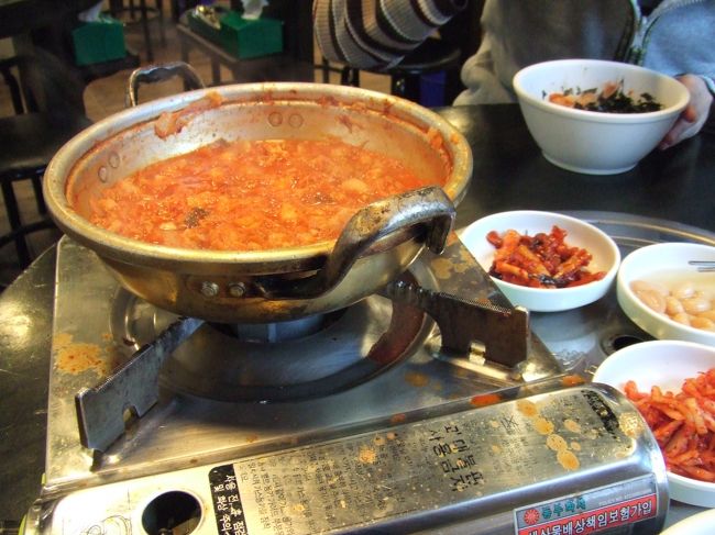 注文したのは「七分チゲ」。<br />辛いけどまあ、美味しかった。<br />店内は焼肉のいい臭い！<br />今度はここで肉を食べてみたい。